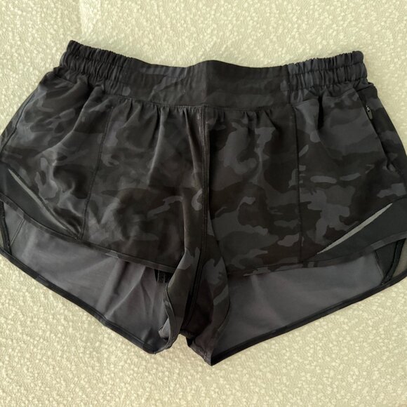Lululemon Hotty Hot shorts Low Rise 2.5 - Picture 1 of 3